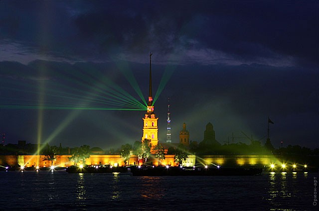Лазерное шоу над Петропаловской крепостью