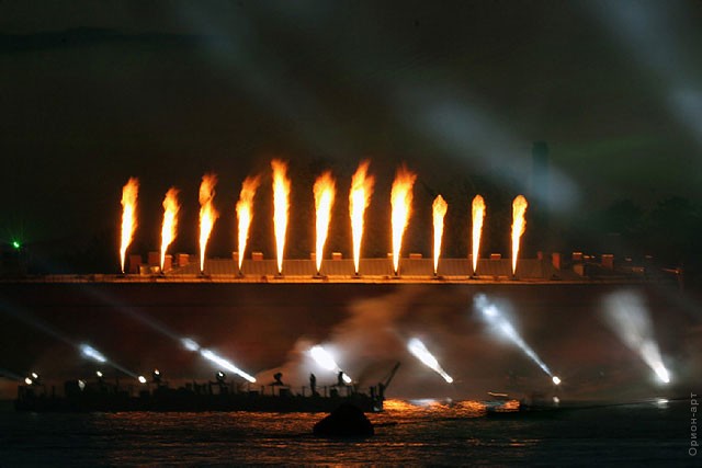 Огненно-световое шоу на стене Петропавловской крепости