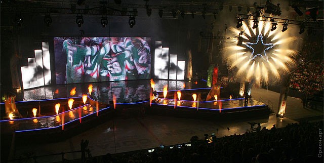 Большая пиротехническая фигура на сцене спортивного комплекса для «Ак Барса»