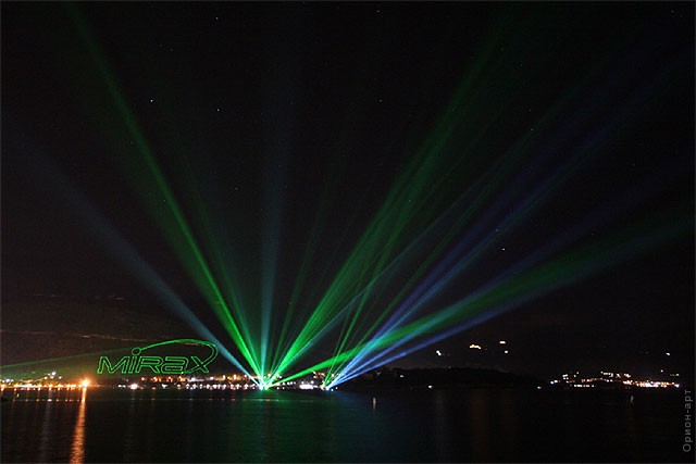 Большое лазерное лучевое шоу в комбинации со световым динамическим фоном