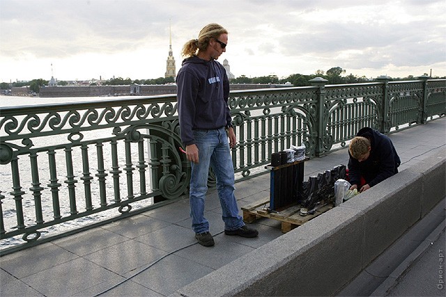 Монтаж фейерверка на Троицком мосту в Санкт-Петербурге