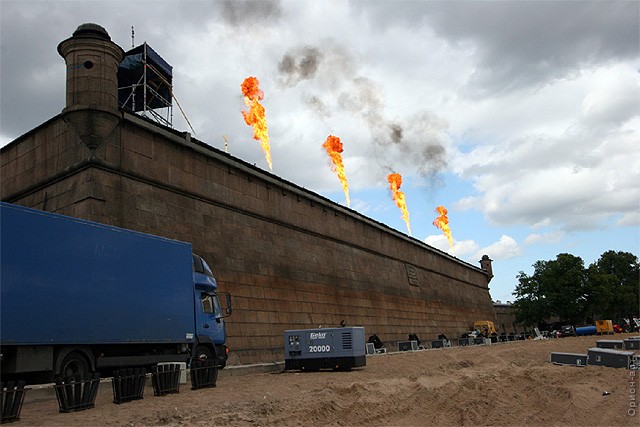 Проверка работы огневых горелок на стенах Петропавловской крепости